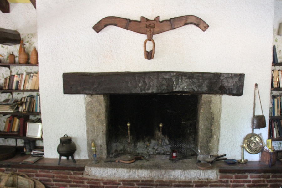 Casa rural el molino de las eras con una gran chimenea de leña y diferentes ambientes de estar